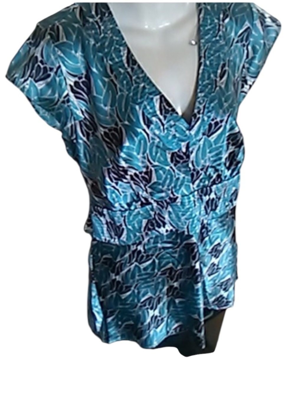 Paisley Sky Maternity Floral V-Neck Top!   Size L (maternity)
